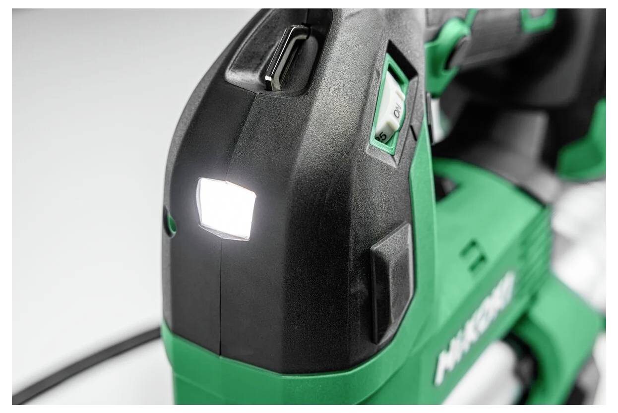 Ein grünes Elektrowerkzeug mit einer leuchtenden LED-Lampe an der Vorderseite, die zur Sichtbarkeit bei schlechten Lichtverhältnissen dient, mit Bedienungstasten und ergonomischem Design.