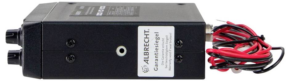 Ein schwarzes elektronisches Gerät mit einer Beschriftung, die "ALBRECHT. Garantiesiegel." liest. Kabel ragen von der Seite ab, was möglicherweise auf eine Stromversorgung hindeutet.