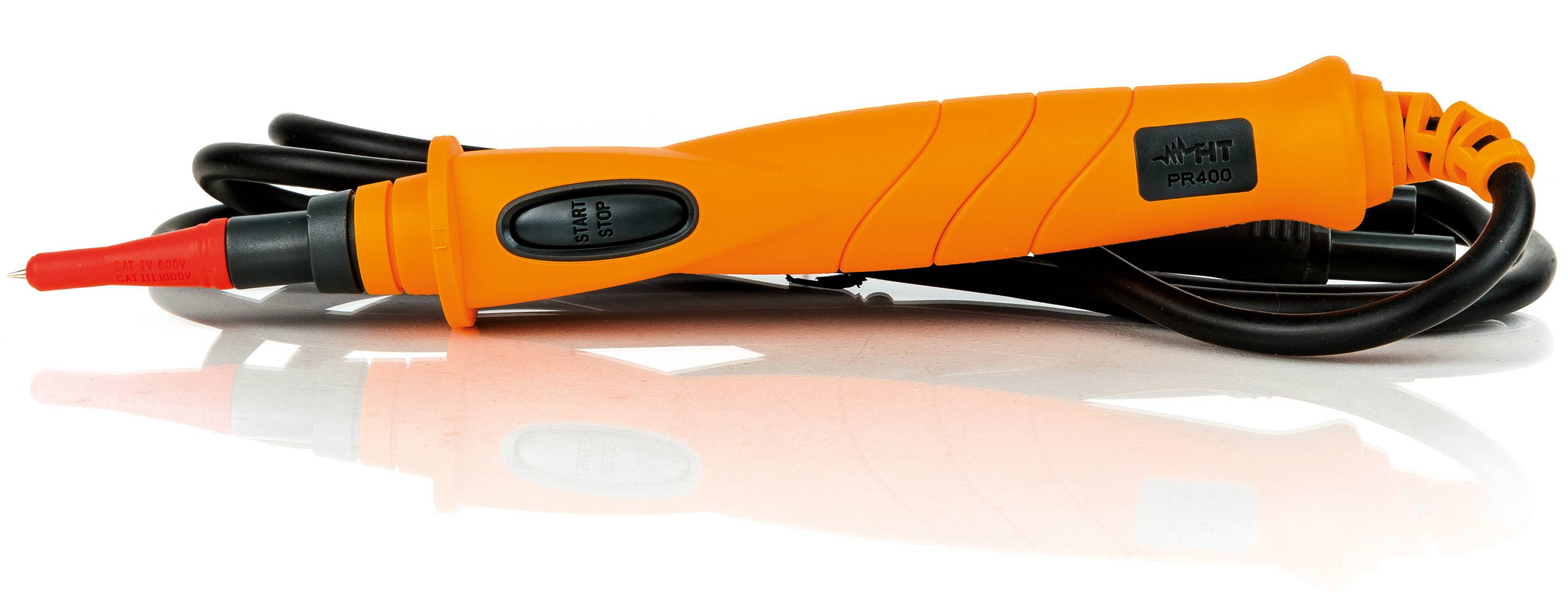 Eine orange-schwarze Lötkolben mit Kabel, ausgestattet mit einer roten Spitze und ergonomischem Design, auf einer reflektierenden Oberfläche platziert.
