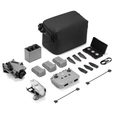 Drohnen-Set ausgestellt: umfasst eine Drohne, drei Akkus, eine Fernbedienung, zusätzliche Propeller, einen Ladehub, Kabel und eine schwarze Tragetasche.