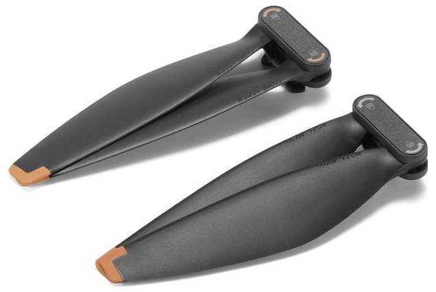Ein Paar schwarze Drohnenrotoren mit orangefarbenen Spitzen, entwickelt für hohe Leistung und Langlebigkeit.