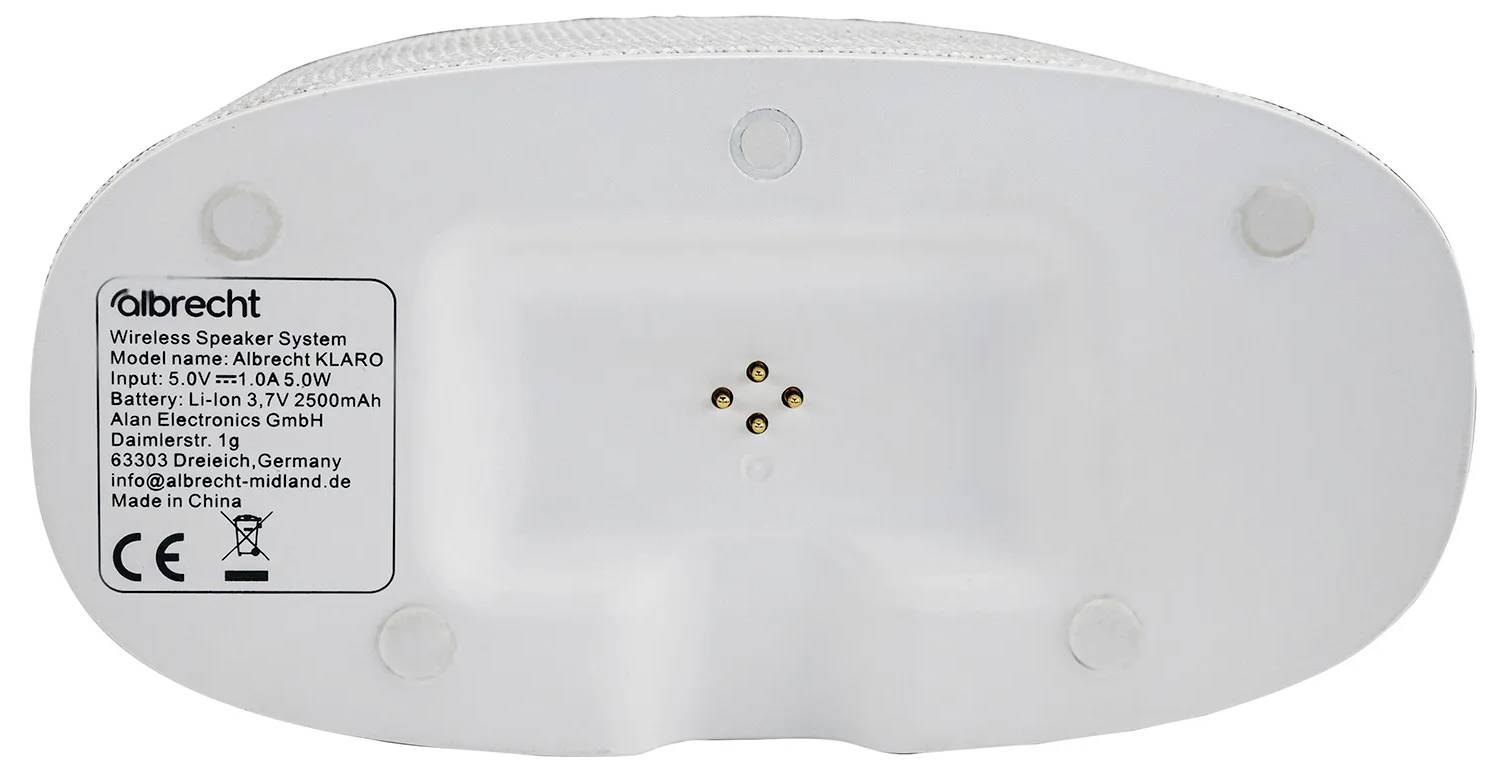 Unterseite eines drahtlosen Lautsprechers. Zeigt Herstelleretikett mit Spezifikationen, einschließlich Modellname, Eingangsspannung und Batterieinformationen.