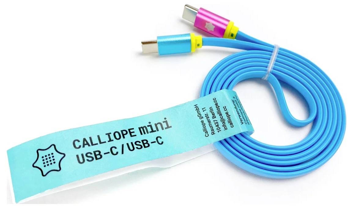 Blaues USB-C-Kabel mit leuchtend gelben und pinken Anschlüssen, mit der Aufschrift "CALLIOPE mini USB-C/USB-C", ordentlich aufgewickelt mit Verpackung.