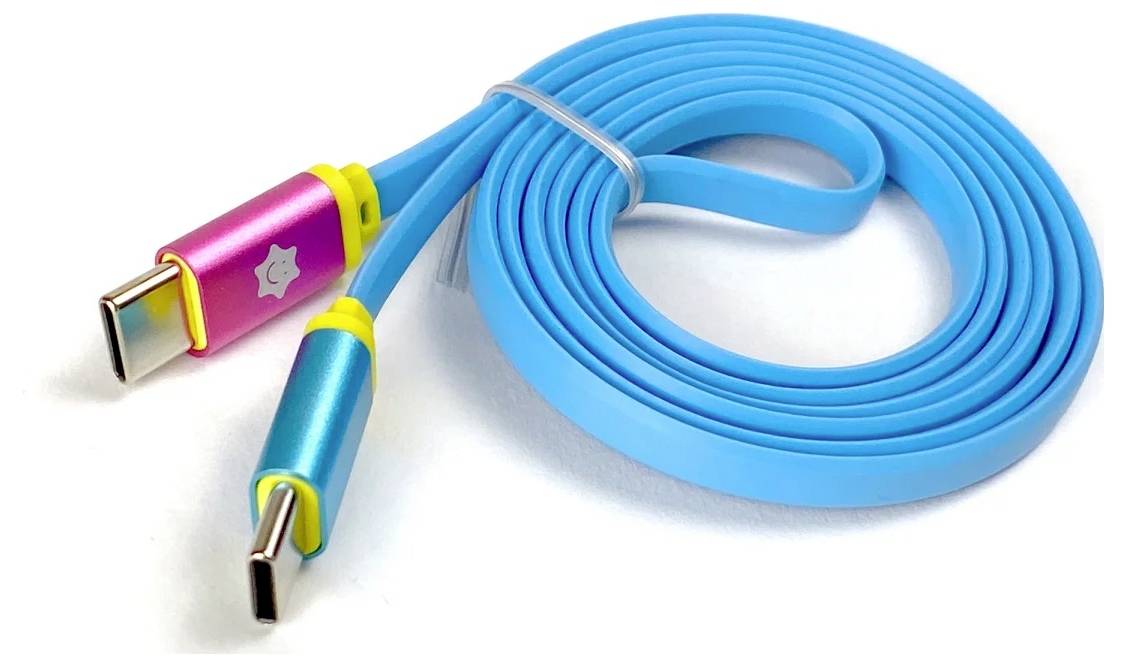 Ein heller blauer USB Type-C-Kabel mit farbenfrohen Anschlüssen ist sauber aufgewickelt und mit einer Plastikbinde zusammengehalten.
