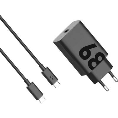 Schwarzer Ladegerät-Adapter mit zwei USB-C-Kabeln auf weißem Hintergrund.