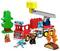 Spielzeug-Feuerwehrauto-Set mit einer Feuerwehrmann-Figur, kleinem Baum, Eichhörnchen, Wasserschlauch und Feuer-Details; fantasievolle Spielszene für Kinder.