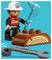 Eine Spielfigur, gekleidet als Feuerwehrmann mit Schutzhelm, steht neben einem Spielholzstamm und einer Axt, mit einem Spielschraubenschlüssel im Vordergrund.