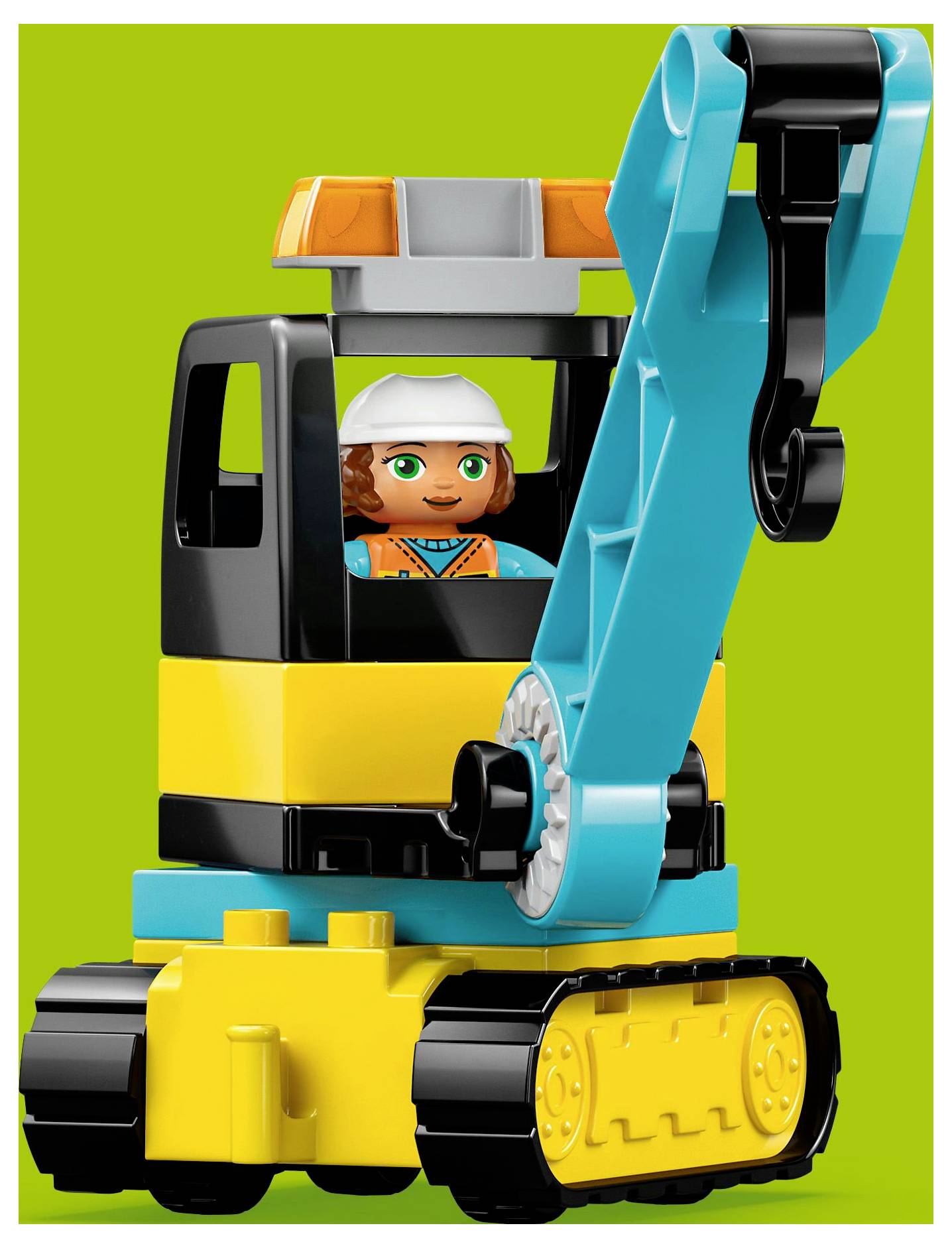 Ein Spielzeug-Baufahrzeug mit einer lächelnden Figur in der Fahrerkabine, ausgestattet mit einem blauen Baggerarm und gelben Ketten, vor einem grünen Hintergrund.