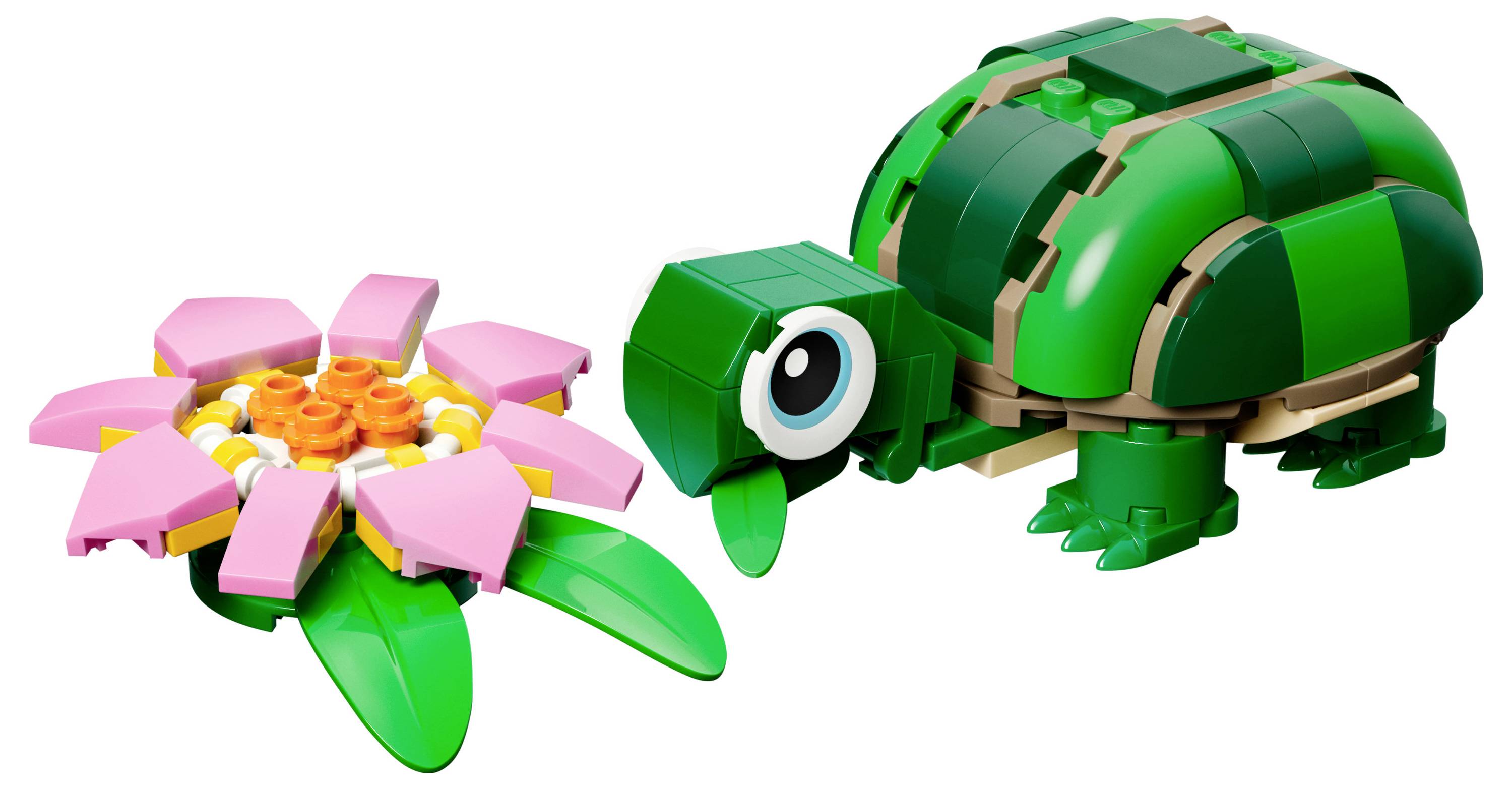 Eine grüne Schildkröte und eine rosa Blume, beide aus Bausteinen gefertigt, sind nebeneinander auf einem weißen Hintergrund platziert.