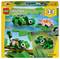 LEGO Creator 3-in-1-Set mit einem Modell einer Schildkröte, eines Frosches und einer Eidechse in einer natürlichen Umgebung mit Seerosenblatt und Blume.