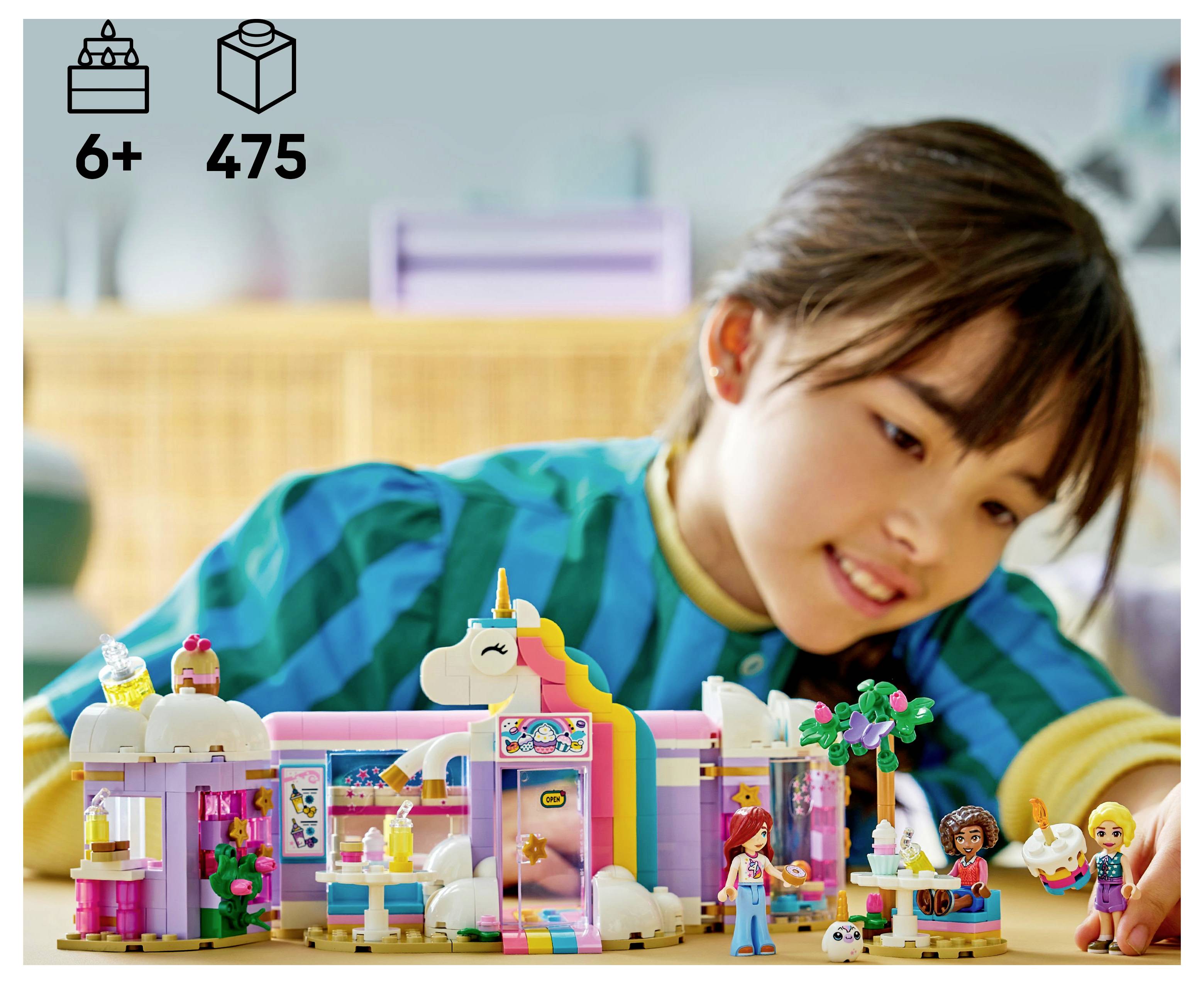 Ein Kind spielt mit einem bunten Bauspielzeug-Set mit Einhorn- und Charakterfiguren, das Kreativität und Spiel für Kinder ab 6 Jahren fördert.