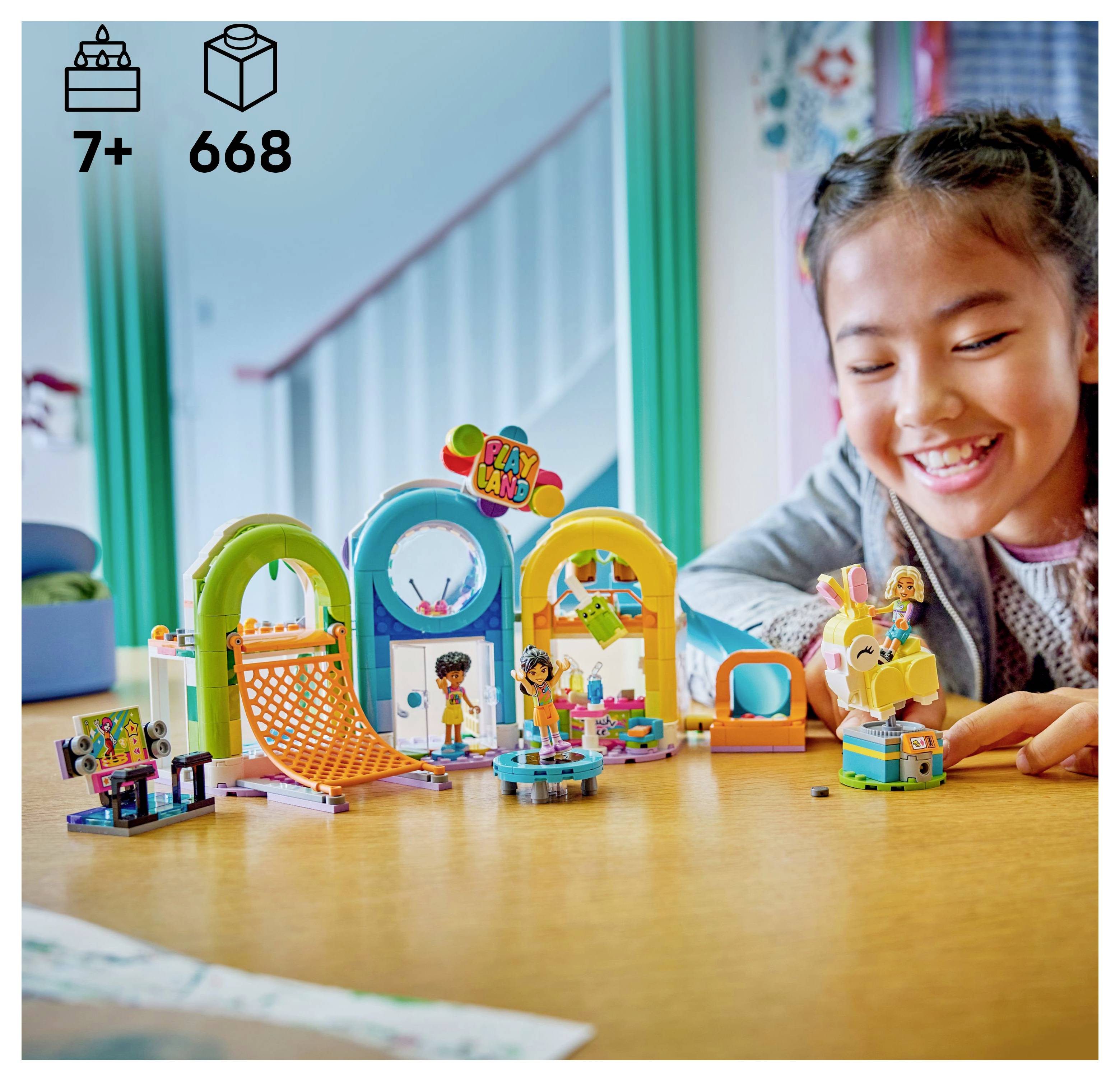 Ein Kind spielt mit einem bunten Baukasten auf einem Tisch und zeigt Strukturen von 'Pet Land'. Symbole weisen auf ein Alter von '7+' und '668' Teilen hin.