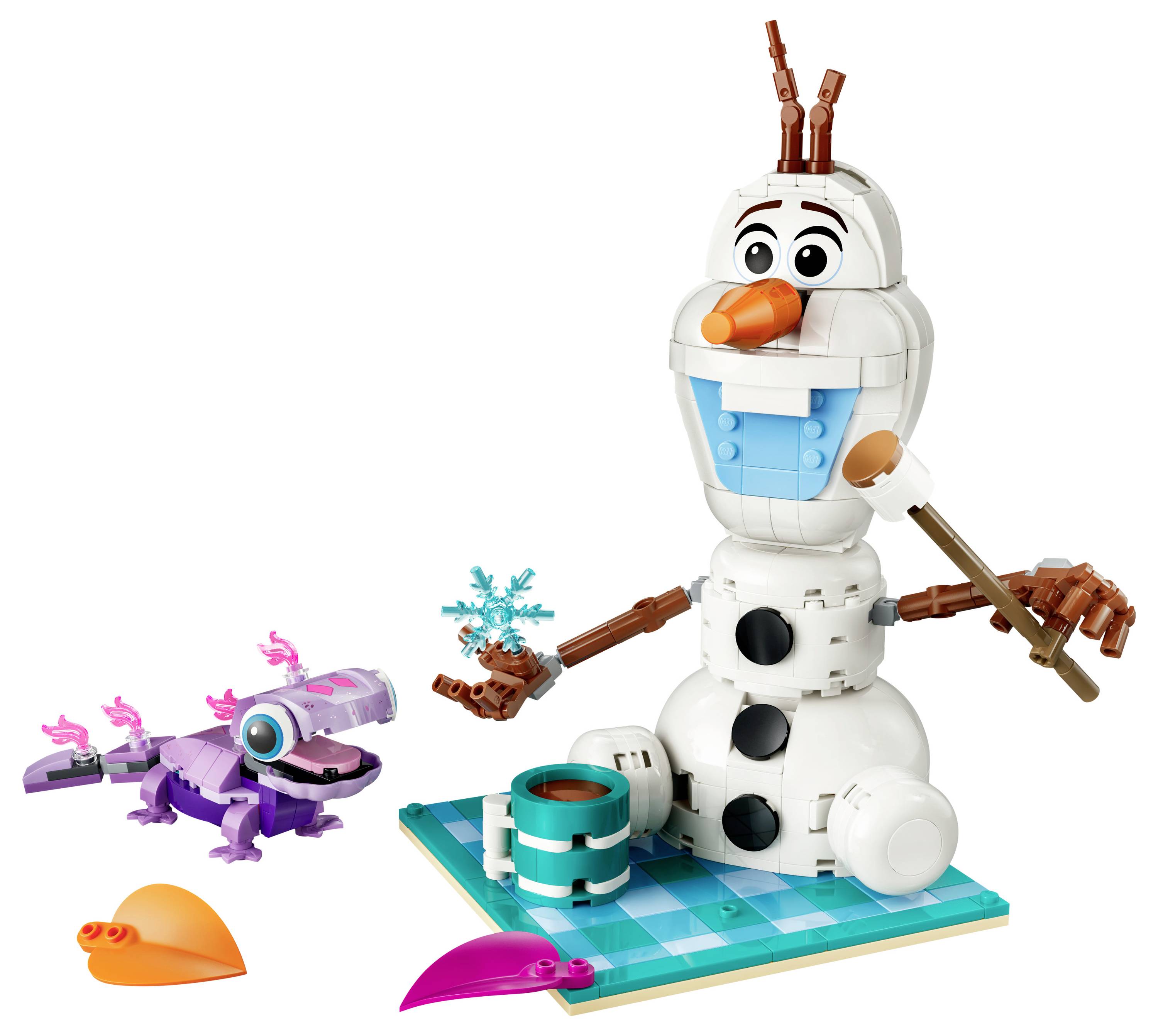 Lego-Modell eines Schneemanns mit einer orangefarbenen Nase und Armen, der eine Schneeflocke hält, neben einem lila Eidechsenspielzeug und kleinen Accessoires.