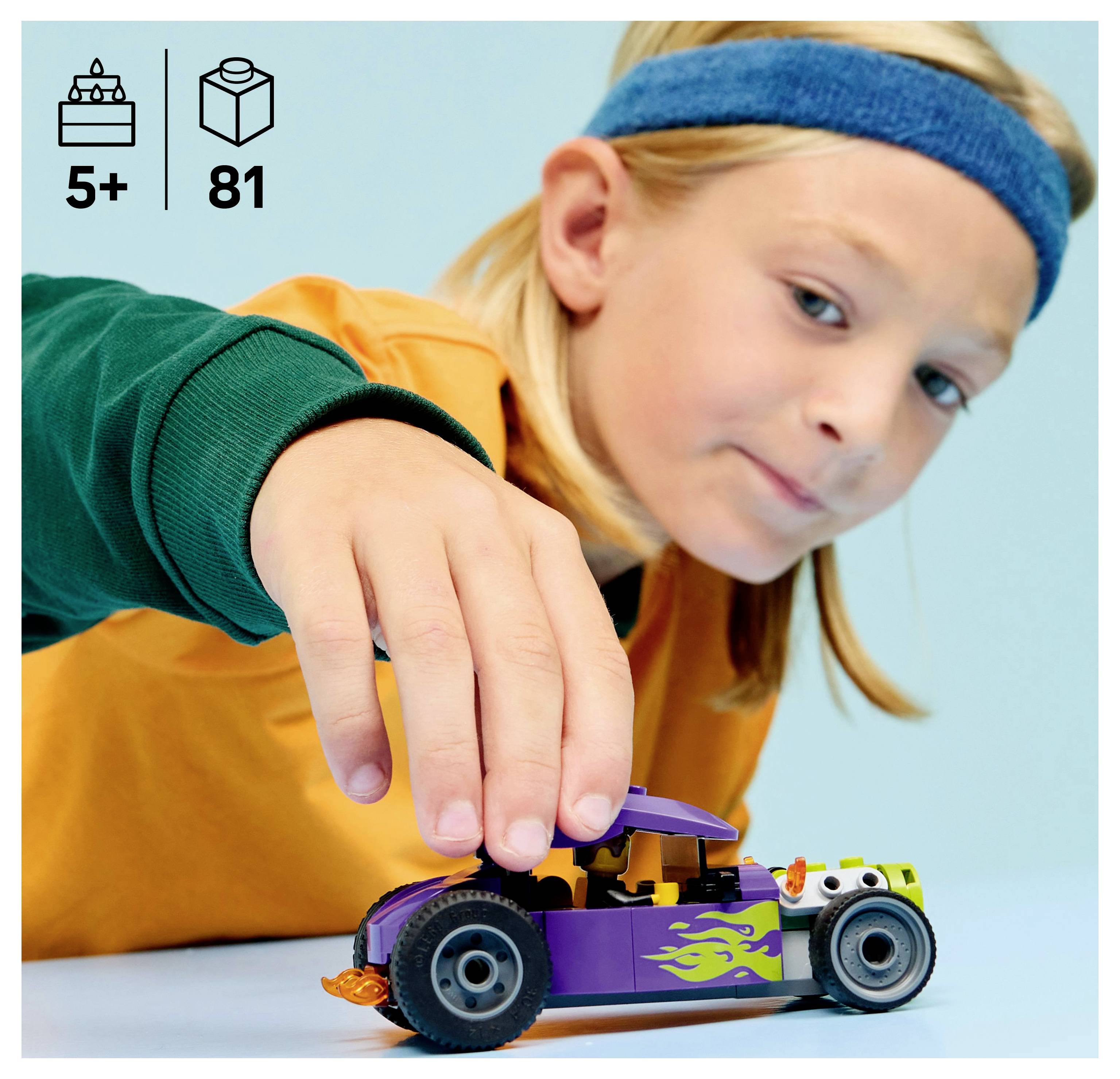 Ein Kind mit einem Stirnband spielt mit einem lila Spielzeugauto, das Flammendesigns an der Seite hat. Geeignet für Kinder ab 5 Jahren, mit 81 Teilen.