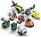Eine Sammlung bunter Spielfahrzeuge, darunter ein Hubschrauber, ein Zug und verschiedene Lastwagen, die jeweils über einzigartige Designmerkmale und Zubehör verfügen.