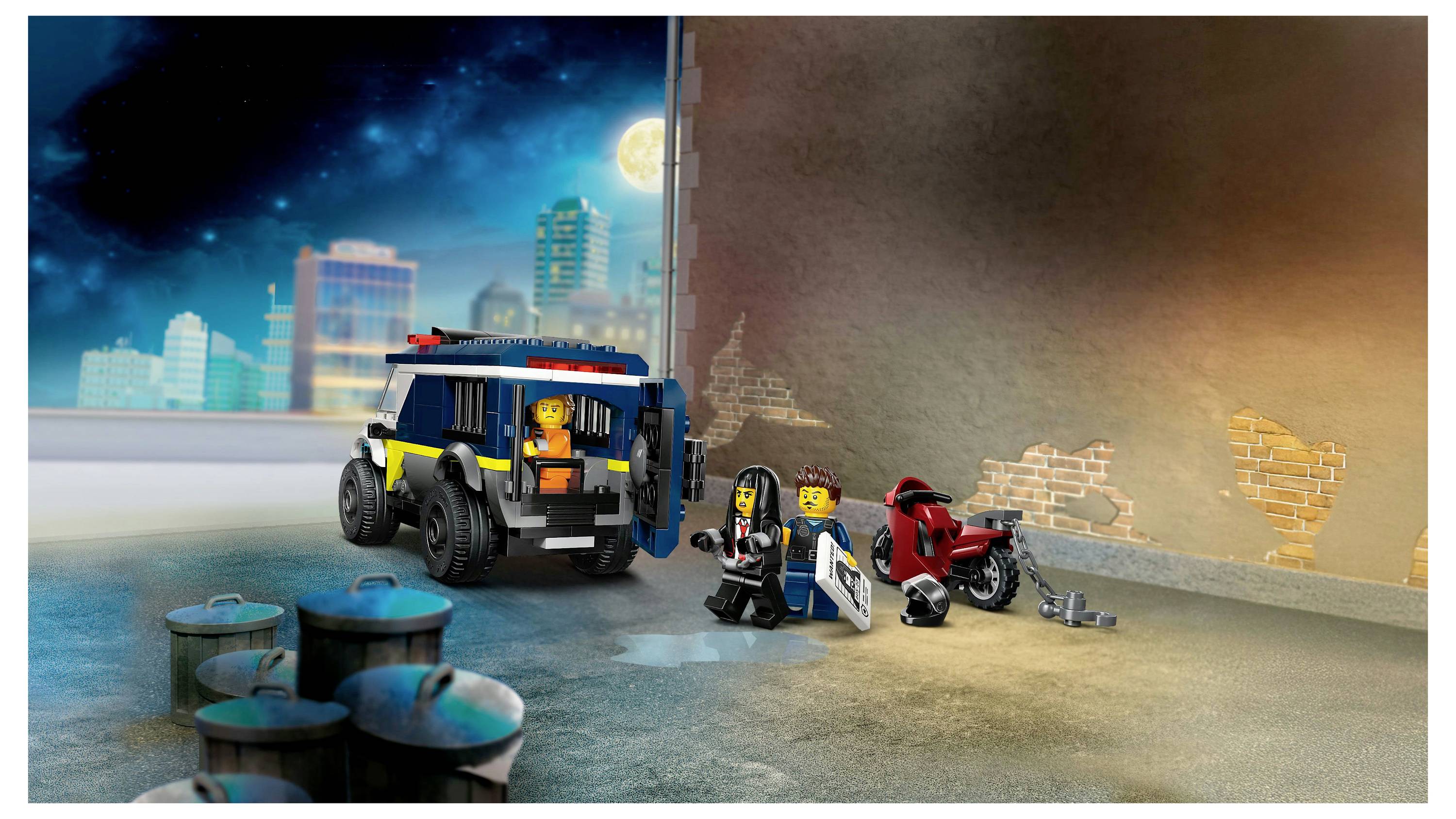 Eine Lego-Polizeiszene mit einem Polizeiauto und einem Polizisten, der einen Verdächtigen verhaftet. Eine Stadtskyline ist im Hintergrund unter einem Nachthimmel sichtbar.