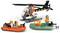 Ein Spielzeughubschrauber und zwei Boote mit Figuren, einschließlich eines Retters, eines Hundes und Flammen in einer spielerischen Rettungsszene.