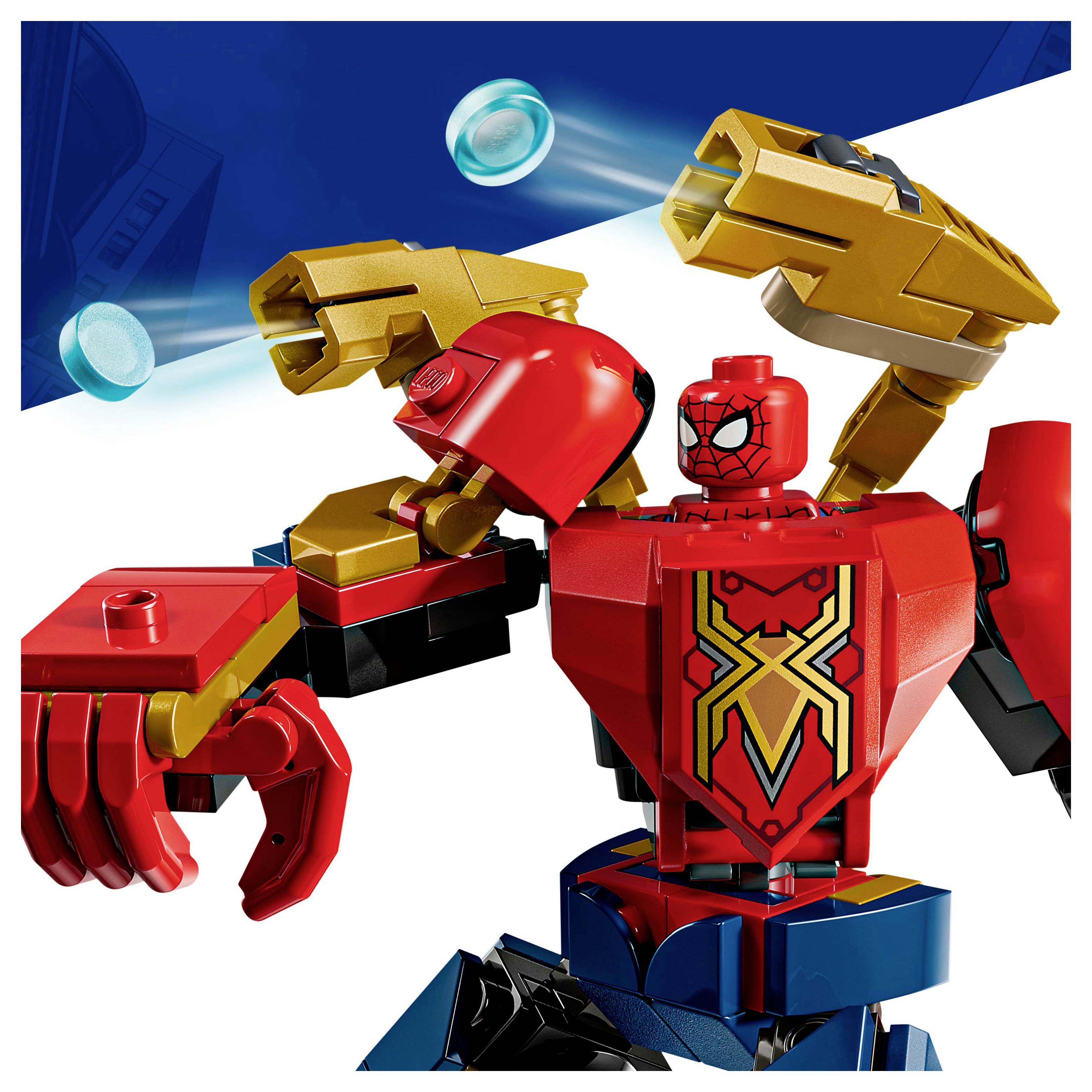 Eine Spielzeugfigur mit einem rot-goldenen Design, die einem Superhelden ähnelt, ist in einer Pose mit gebeugten Armen dargestellt. Sie verfügt über Zubehör wie Netz-Shooter.