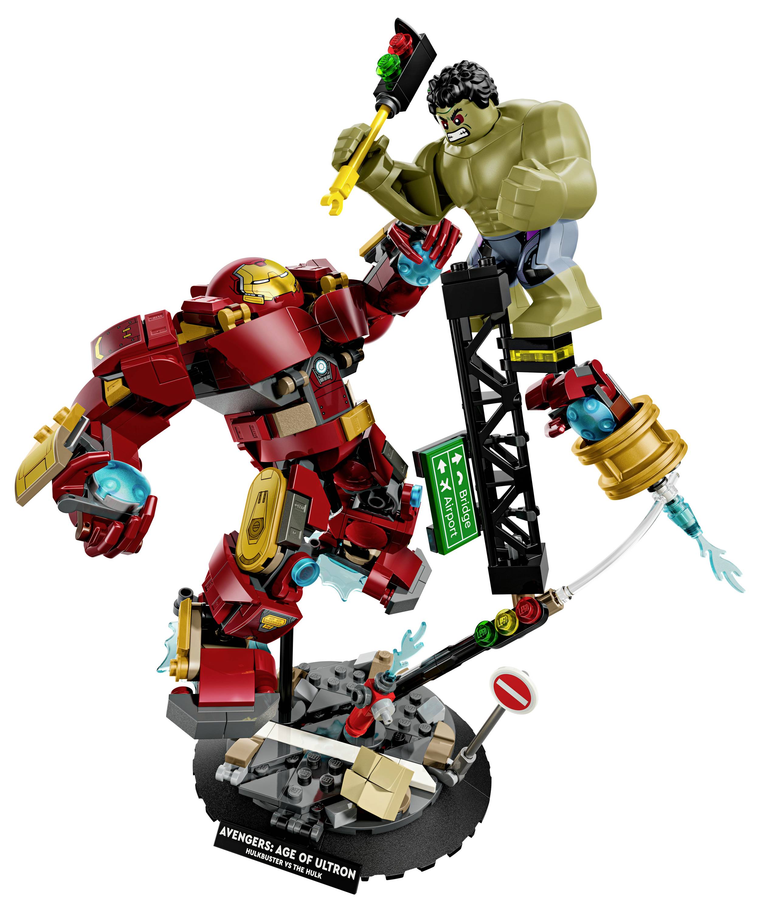 Ein rot-goldener Roboter kämpft auf einer schwarzen Basis mit der Beschriftung "Avengers: Age of Ultron" gegen einen grünen Superhelden, umgeben von zerbrochenen Straßenschildern und Trümmern.