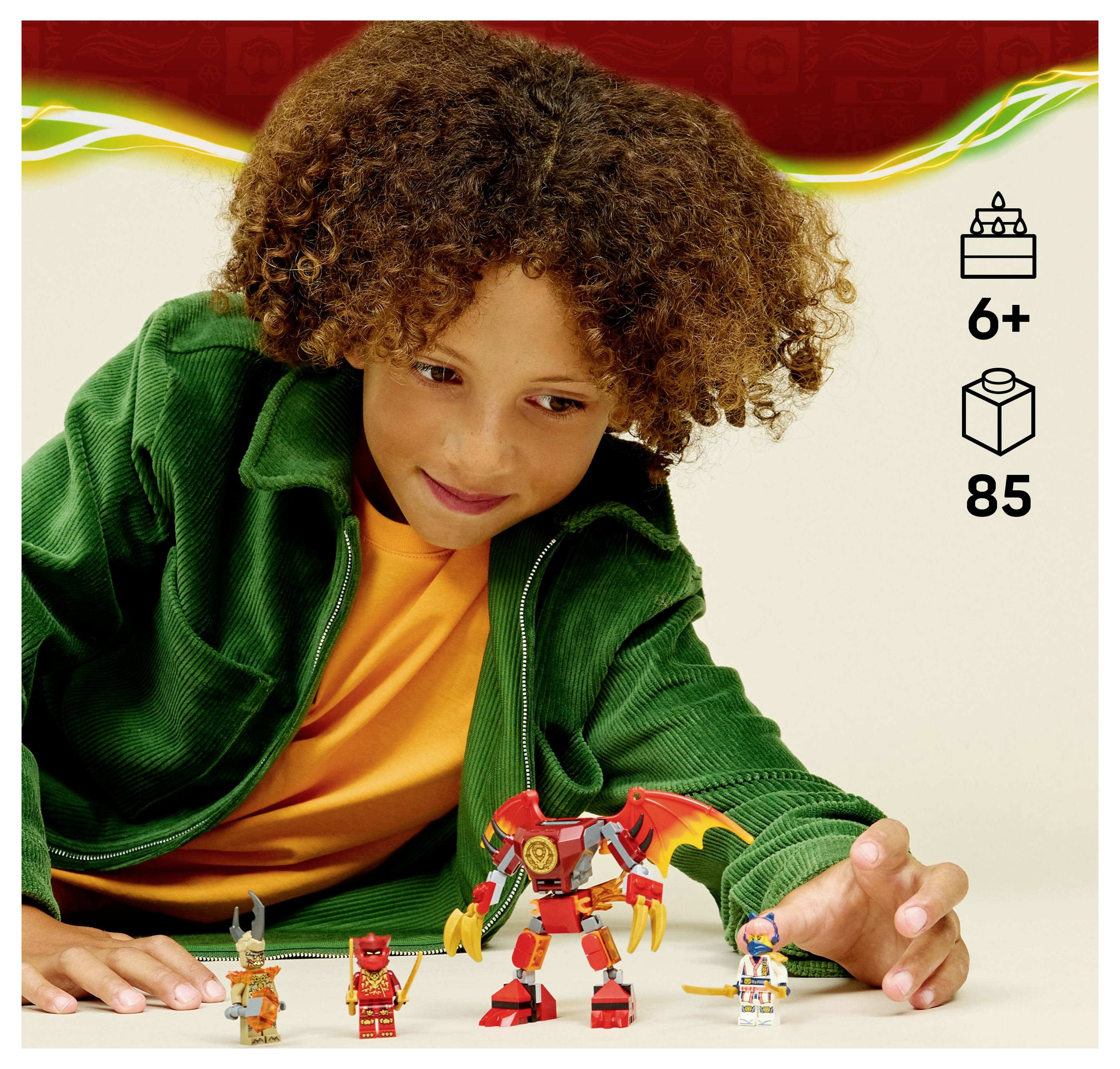 Ein Kind in einer grünen Jacke und einem gelben Hemd spielt mit roten und gelben Spielfiguren auf einem Tisch. Symbole deuten darauf hin, dass die Spielzeuge für Kinder ab 6 Jahren geeignet sind.