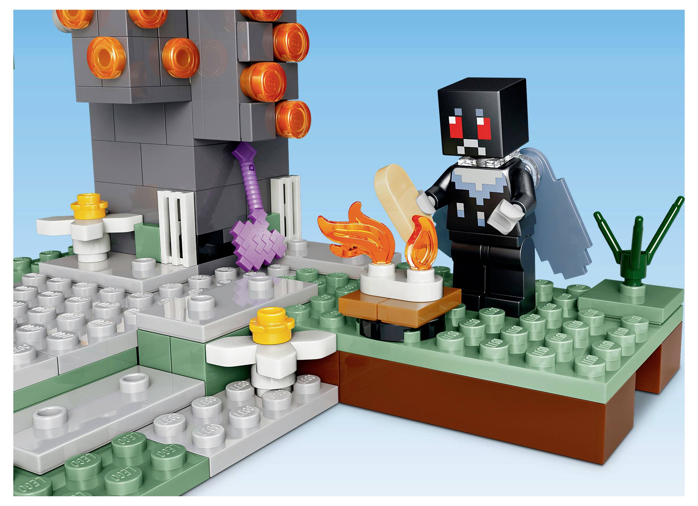 Eine verpixelte Blockfigur mit einem schwarzen quadratischen Kopf steht neben einem Lagerfeuer mit Flammen, unweit eines lila Schwertes, das in einen Stein gerammt ist.