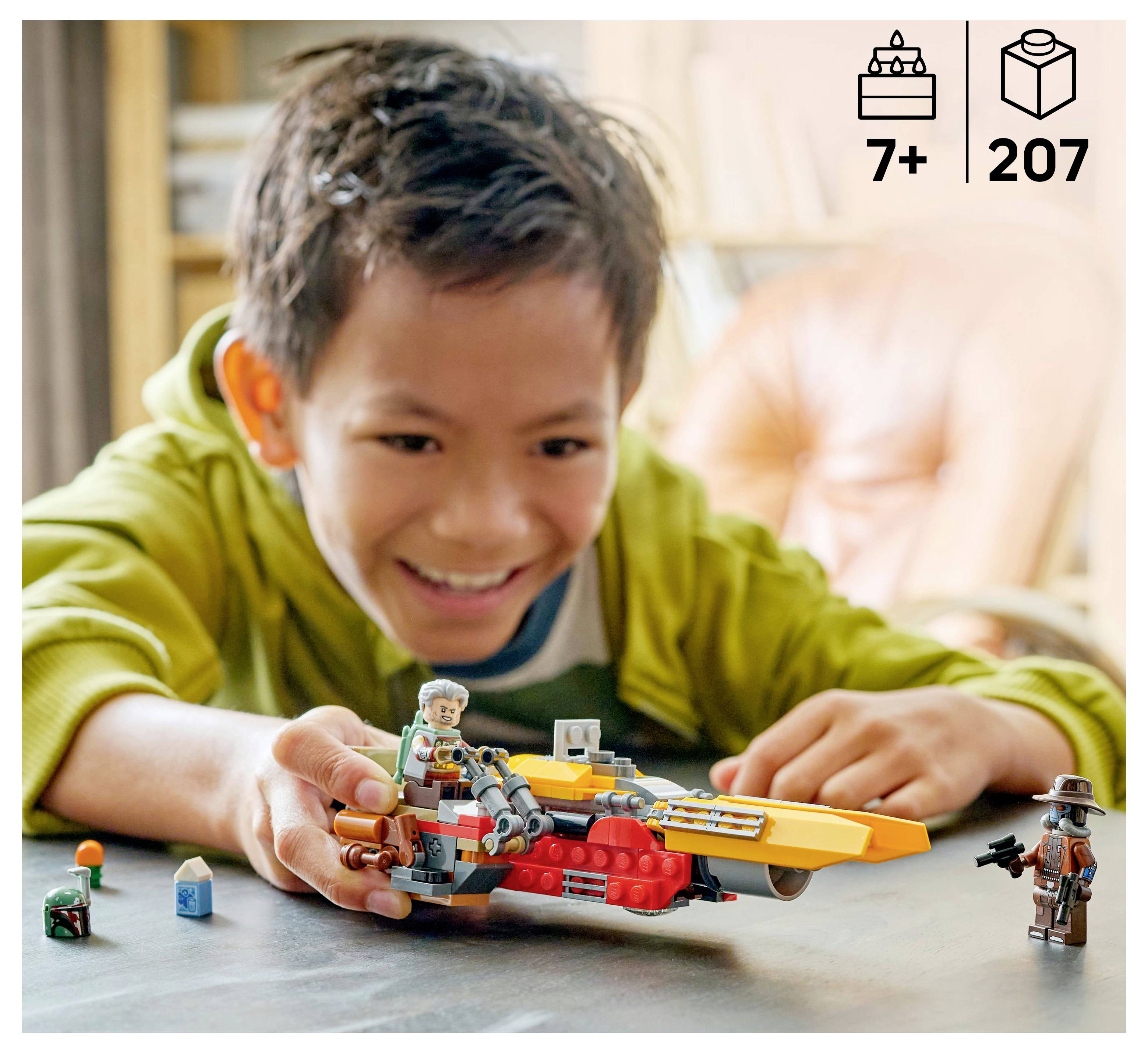 Ein Kind spielt mit einem bunten Raumschiff-Baukasten an einem Tisch und lächelt vor Aufregung. Der Bausatz ist für Kinder ab 7 Jahren geeignet und enthält 207 Einzelteile.