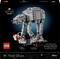 Das Bild zeigt ein LEGO Star Wars AT-AT Modellbausatz für Personen ab 18 Jahren, mit 525 Teilen, präsentiert vor einem dunklen Hintergrund mit Branding.