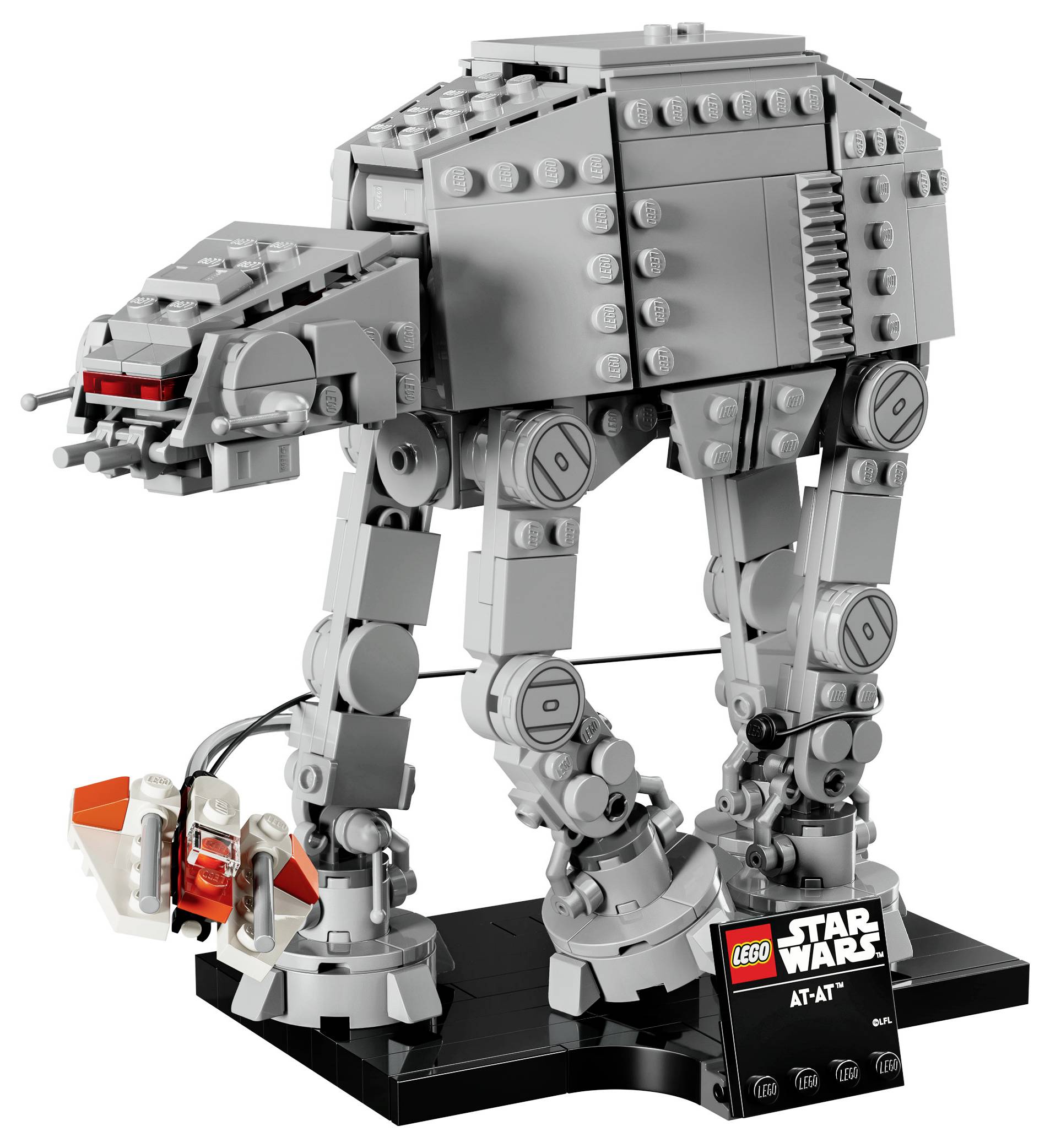 LEGO-Modell eines Star Wars AT-AT-Walkers auf einem Präsentationsständer, mit einem kleinen Schild mit der Aufschrift „LEGO Star Wars AT-AT".