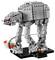 LEGO-Modell eines Star Wars AT-AT-Walkers auf einem Präsentationsständer, mit einem kleinen Schild mit der Aufschrift „LEGO Star Wars AT-AT".