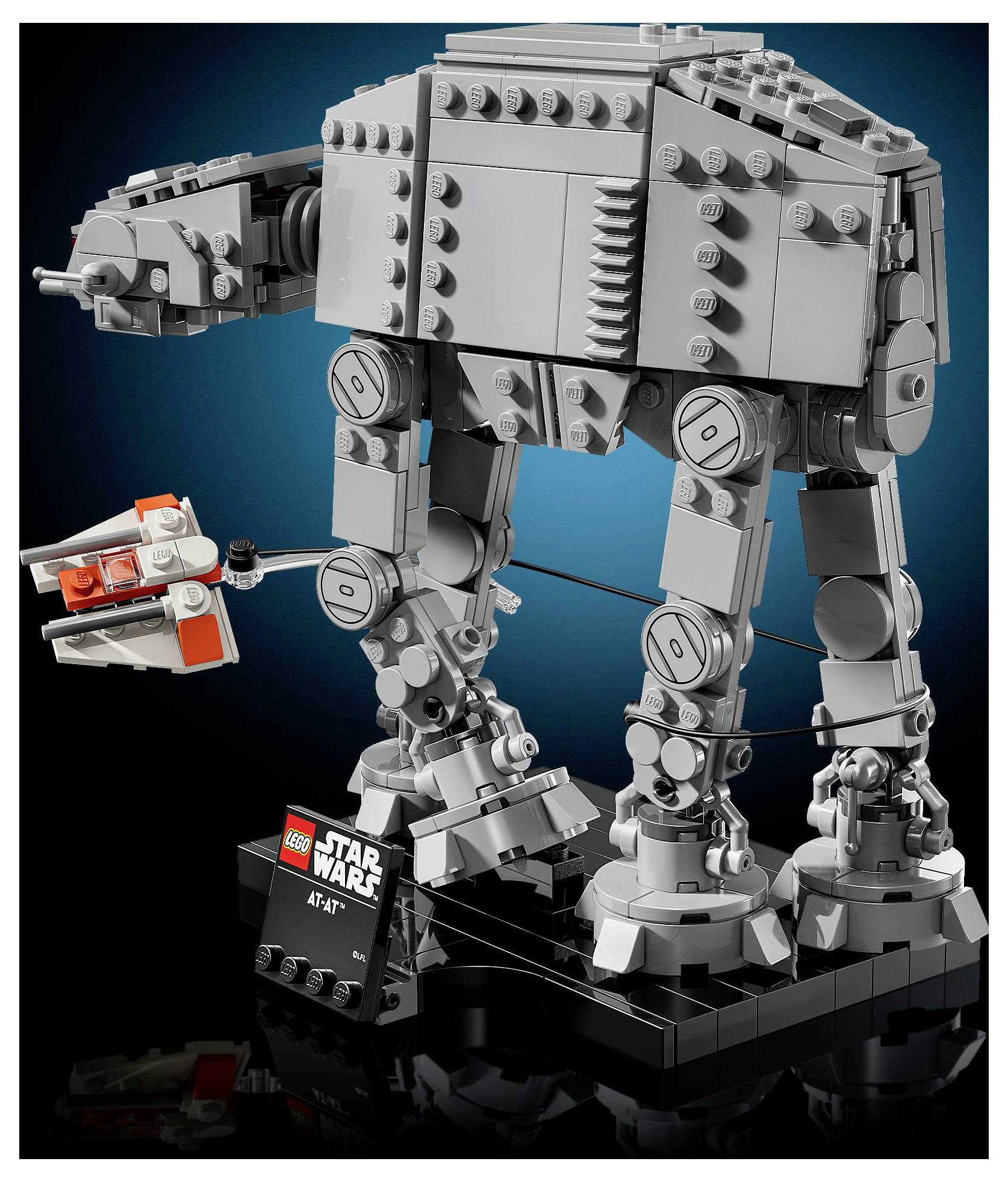 Ein kleines LEGO Star Wars AT-AT-Modell, das vor einem blauen Hintergrund ausgestellt ist und seine charakteristischen Beine und Körperdetails präsentiert.