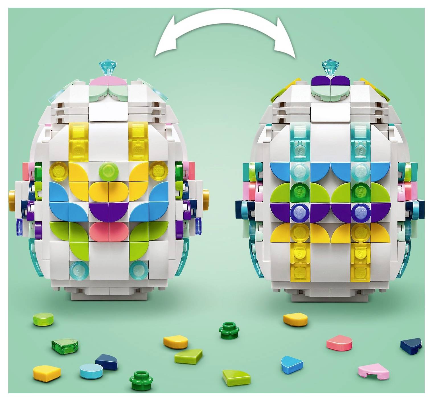 Zwei kugelförmige LEGO-Kreationen mit bunten Mustern werden vor einem hellgrünen Hintergrund gezeigt, mit kleinen Steinen, die darunter verstreut sind.