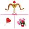 Lego Valentinstag-Set mit einer Herz-gekrönten Bogen des Amor, einem roten Herzteil und einem Blumenstrauß aus rosa Blumen mit Herzmitten.