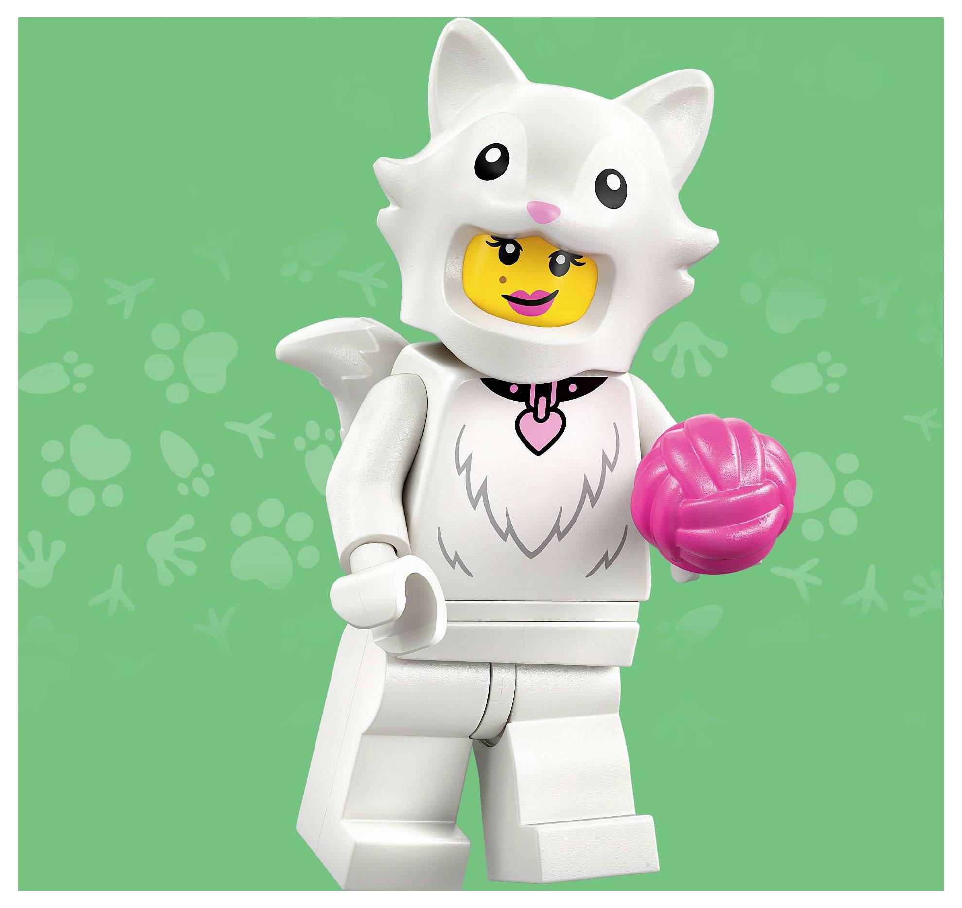 Eine LEGO-Minifigur, die ein weißes Katzenkostüm trägt, mit einem rosa Wollknäuel, vor einem grünen Hintergrund mit Pfotenabdrücken.