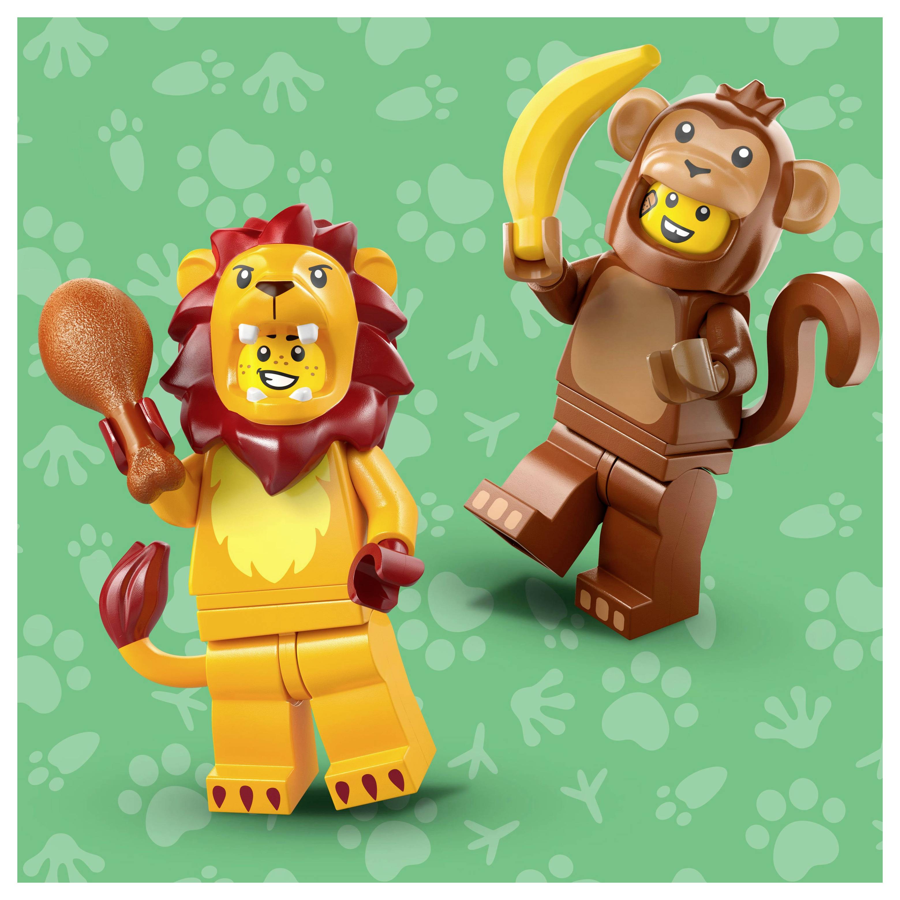 Zwei LEGO-Figuren in Tierkostümen: ein Löwe, der einen Drumstick hält, und ein Affe, der eine Banane hält, vor einem grünen Pfotenabdruckhintergrund.