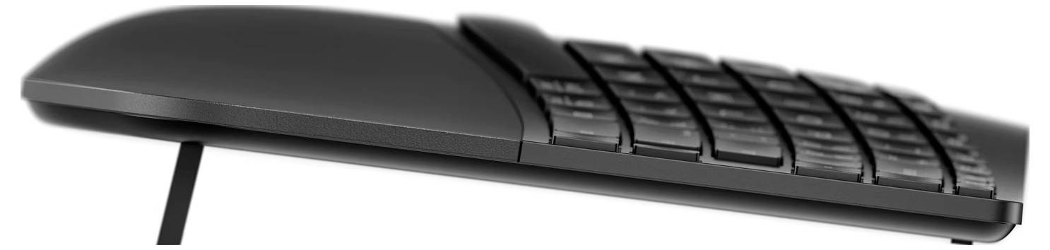 Schwarze Computertastatur von der Seite gesehen, zeigt die leicht angewinkelte Tastenanordnung.