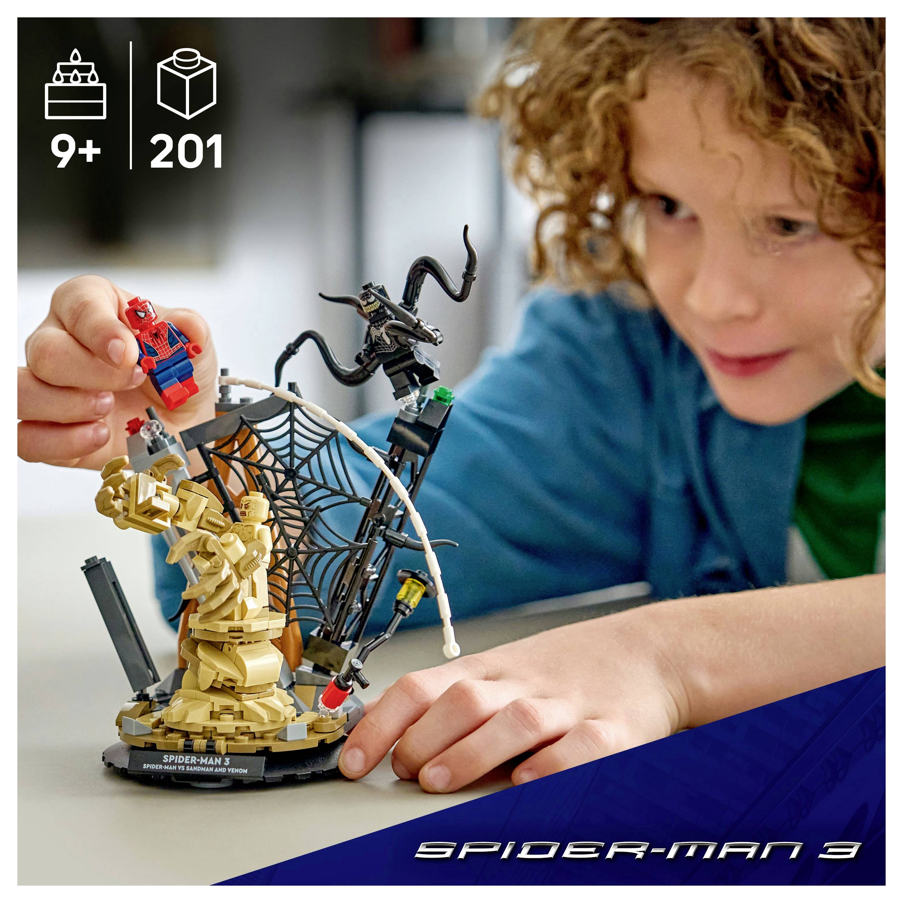Ein Kind spielt mit einem detaillierten 'Spider-Man 3' LEGO-Set, das Spider-Man zeigt, wie er auf einer Webstruktur kämpft. Geeignet für Alter 9+, 201 Teile.