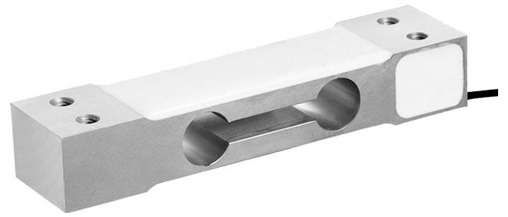 Ein metallischer Dehnungsmessstreifen-Sensor mit rechteckiger Form, der an jedem Ende zwei Gewindebohrungen und einen seitlich herausragenden Draht aufweist.