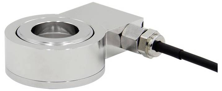 Ein glänzender, metallischer Wägezellensensor mit einer kreisförmigen Öffnung und angeschlossenem Kabel, der zur Gewichts- oder Kraftmessung in industriellen Anwendungen verwendet wird.