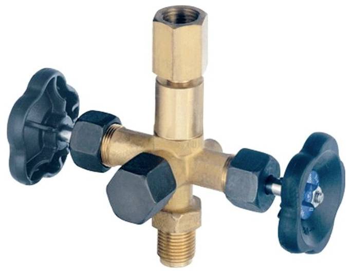 Ein Messingrohranschluss mit zwei schwarzen Ventilgriffen, verwendet zur Steuerung der Wasserflussrichtungen.