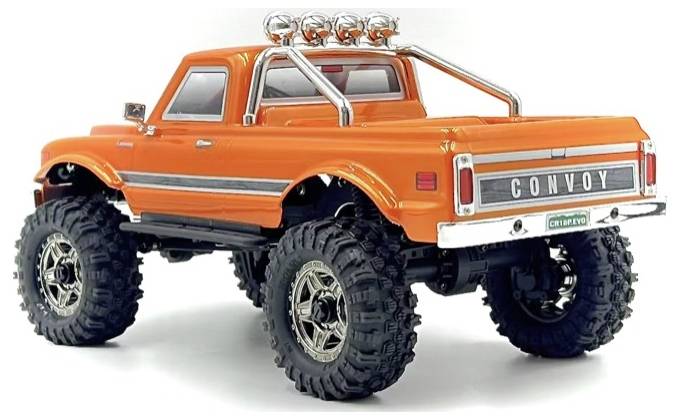 Orangefarbener Spielzeug-Pickup-Truck mit großen Geländereifen und Überrollbügel, von hinten und der Seite her gesehen. Der Truck hat das Wort 'Convoy' auf der Heckklappe.