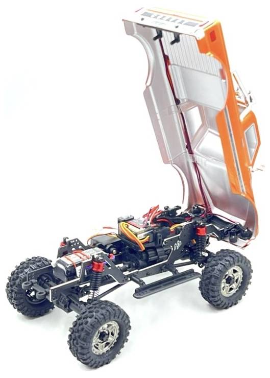 Ein Modell-Geländefahrzeug mit einer orange-weißen Hülle, angehoben, um seinen Innenaufbau zu zeigen, mit detaillierten Achsen und Verkabelung.