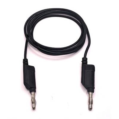 Ein schwarzes Audiokabel mit zwei Metallsteckern an jedem Ende, aufgewickelt vor einem weißen Hintergrund.
