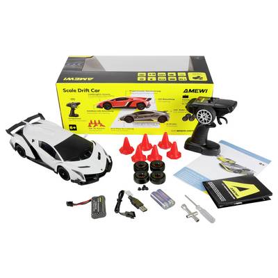 Der 'Amawi Scale Drift Car' Bausatz enthält ein weißes Modellauto, Fernsteuerung, Verkehrskegel, Ersatzräder, Ladegerät, Batterien und Anleitungen.