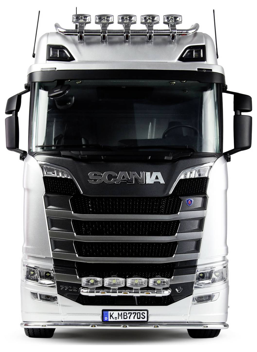 Eine silberne Scania-Sattelzugmaschine in Frontansicht, mit großem Kühlergrill, mehreren Scheinwerfern und dem markanten Markenlogo.