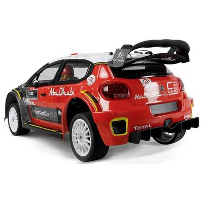 Ein rot-weißes Rennauto mit Logos, einem Spoiler und robusten Reifen, von hinten in einem Studiohintergrund präsentiert.