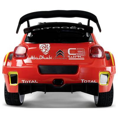 Ein rotes Modellauto mit 'Abu Dhabi Citroën C3 WRC' und 'Total' am Heck, ausgestattet mit einem Spoiler und Doppelauspuff.