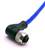 Ein blaues Kabel mit einem rechtwinkligen schwarzen und silbernen Stecker am Ende, das für elektronische oder Datenübertragungsverbindungen verwendet wird.