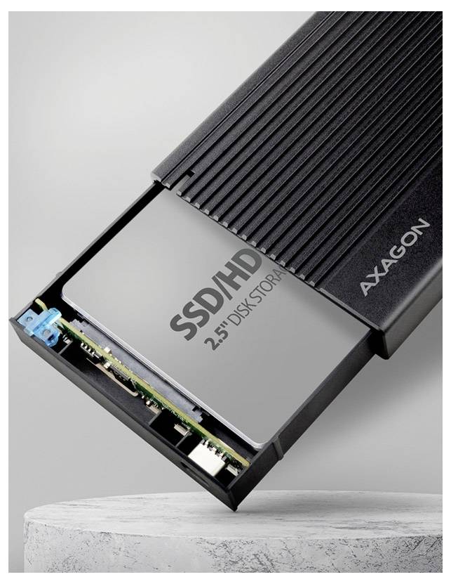 Solid-State-Laufwerk teilweise in ein schwarzes externes Gehäuse eingeschoben, mit dem Text 'SSD HDD 2,5" Festplattenspeicher' und 'AXAGON' sichtbar.