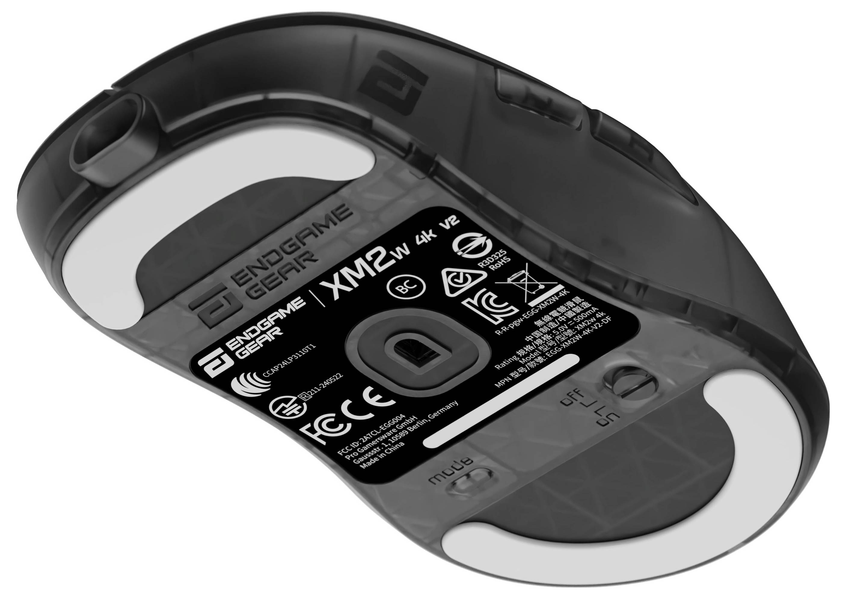 Eine Nahaufnahme der Unterseite einer schwarzen Computermaus, die das Modell „XM1r", die Marke „Endgame Gear" und verschiedene Zertifizierungslogos zeigt.
