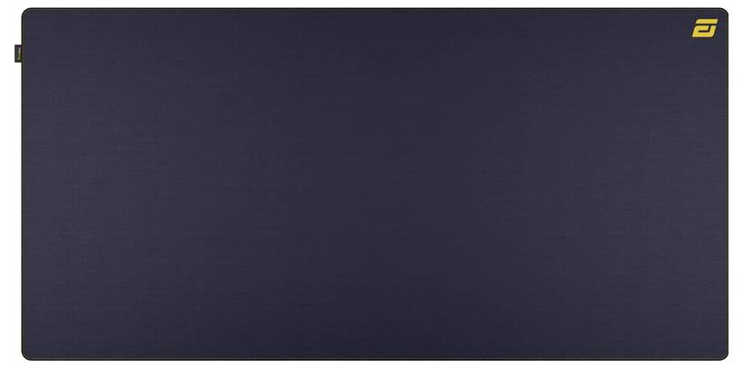 Eine dunkle, rechteckige Schreibtischunterlage mit einem kleinen gelben Logo in der oberen rechten Ecke.